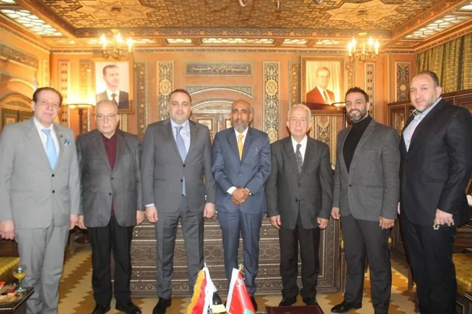 محمد أبو الهدى اللحام رئيس غرفة تجارة دمشق (3 من اليمين) مستقبلاً سفير عمان في دمشق تركي بن محمود البوسعيدي بحضور أعضاء غرفة التجارة فبراير 2022 (حساب تويتر)