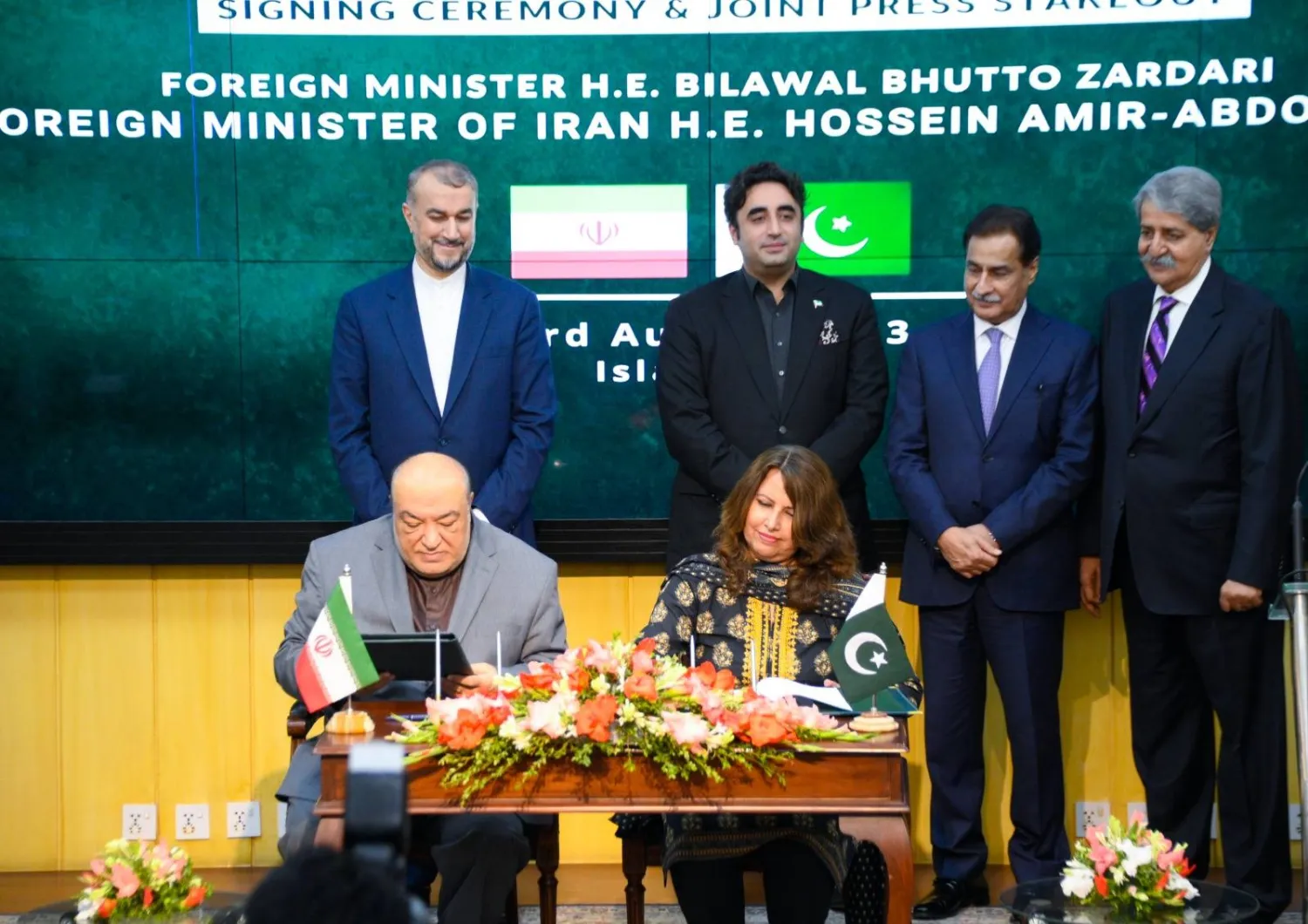 صورة نشرتها «الخارجية» الباكستانية على «تويتر» من توقيع مذكرات تفاهم بين إسلام آباد وطهران اليوم
