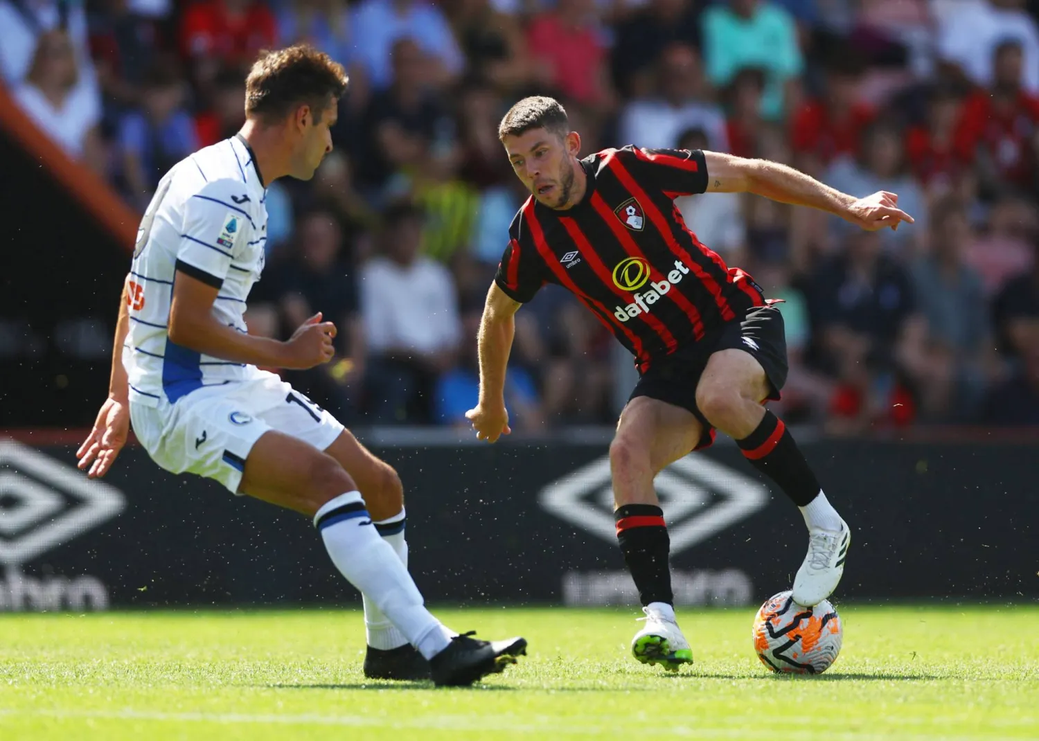 ريان كريستي لاعب بورنموث (يمين) في مواجهة ودية  امام  لاعب اتالانتا  بيرات دييمسيتي (رويترز)