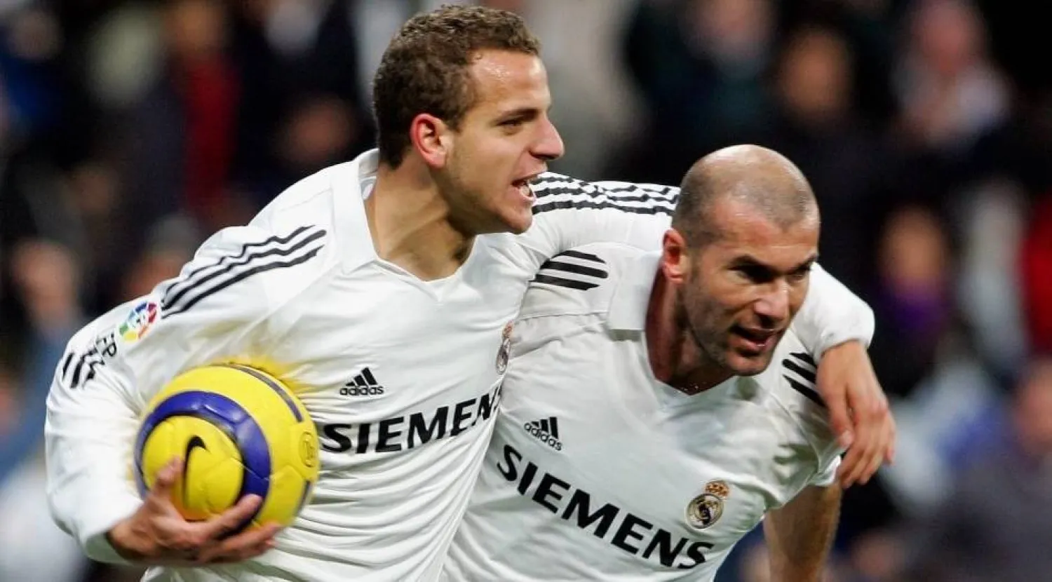 سولدادو محتفلاً مع زيدان بعد أحد أهدافه بقميص الريال (الشرق الأوسط)