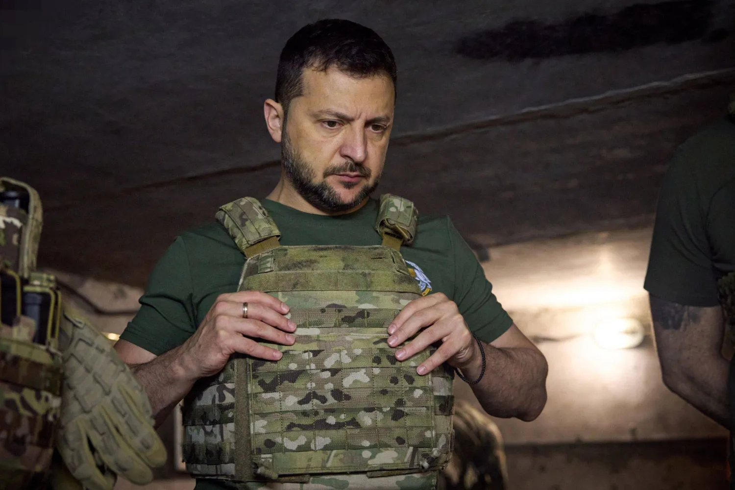 الرئيس الأوكراني فولوديمير زيلينسكي خلال زيارته خطوط الجبهة قرب باخموت (أ.ف.ب)