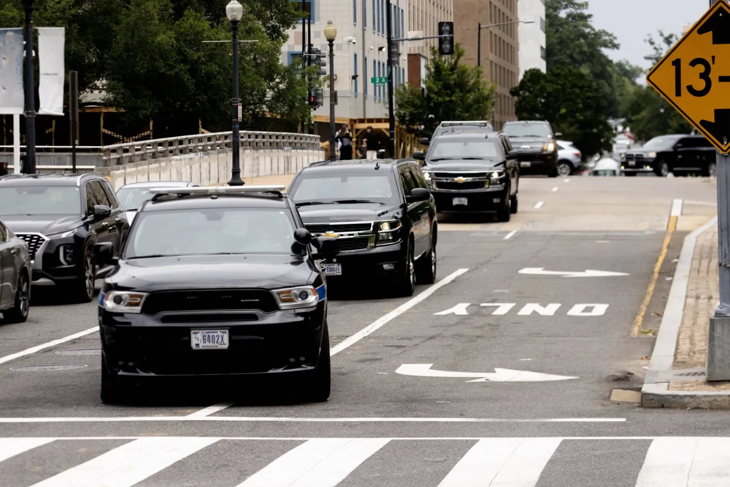 موكب الرئيس الأميركي السابق دونالد ترمب لدى وصوله إلى المحكمة في واشنطن (إ.ب.أ)