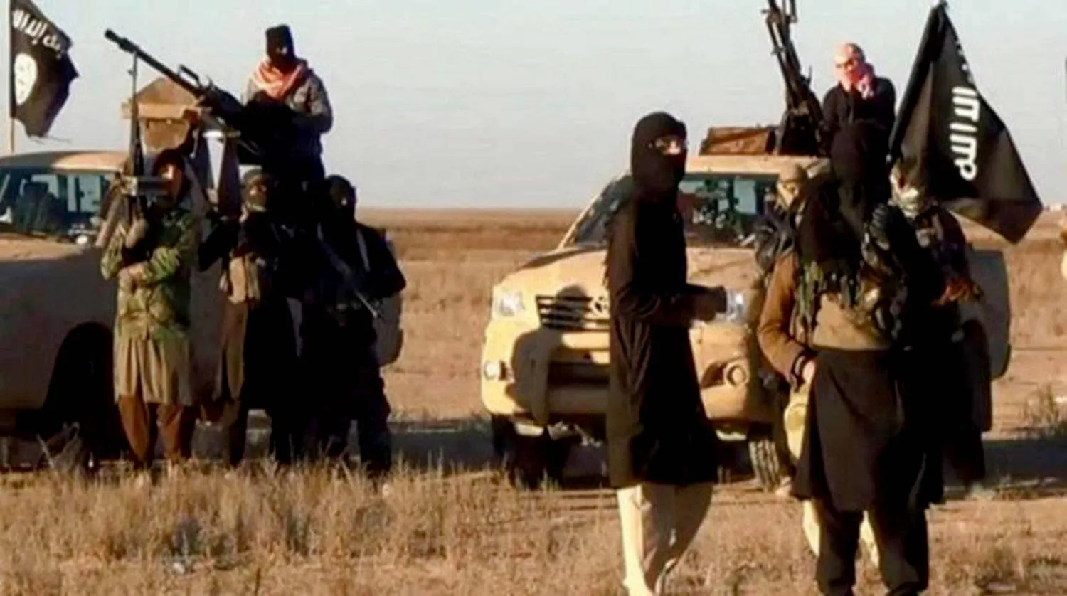  عناصر من تنظيم «داعش» في بادية حماة (أرشيفية - المرصد السوري) 