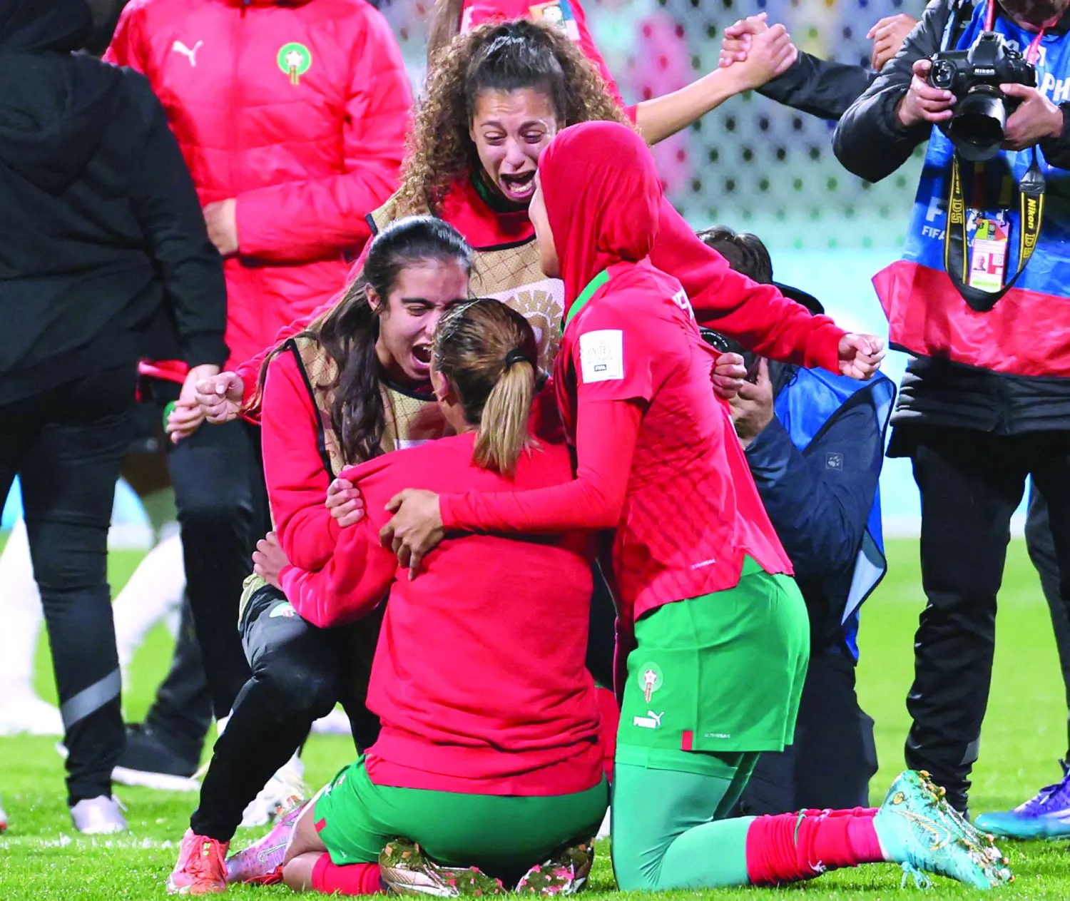 
لاعبات المنتخب المغربي يحتفلن بالفوز على منتخب كولومبيا في بيرث (أ.ف.ب)