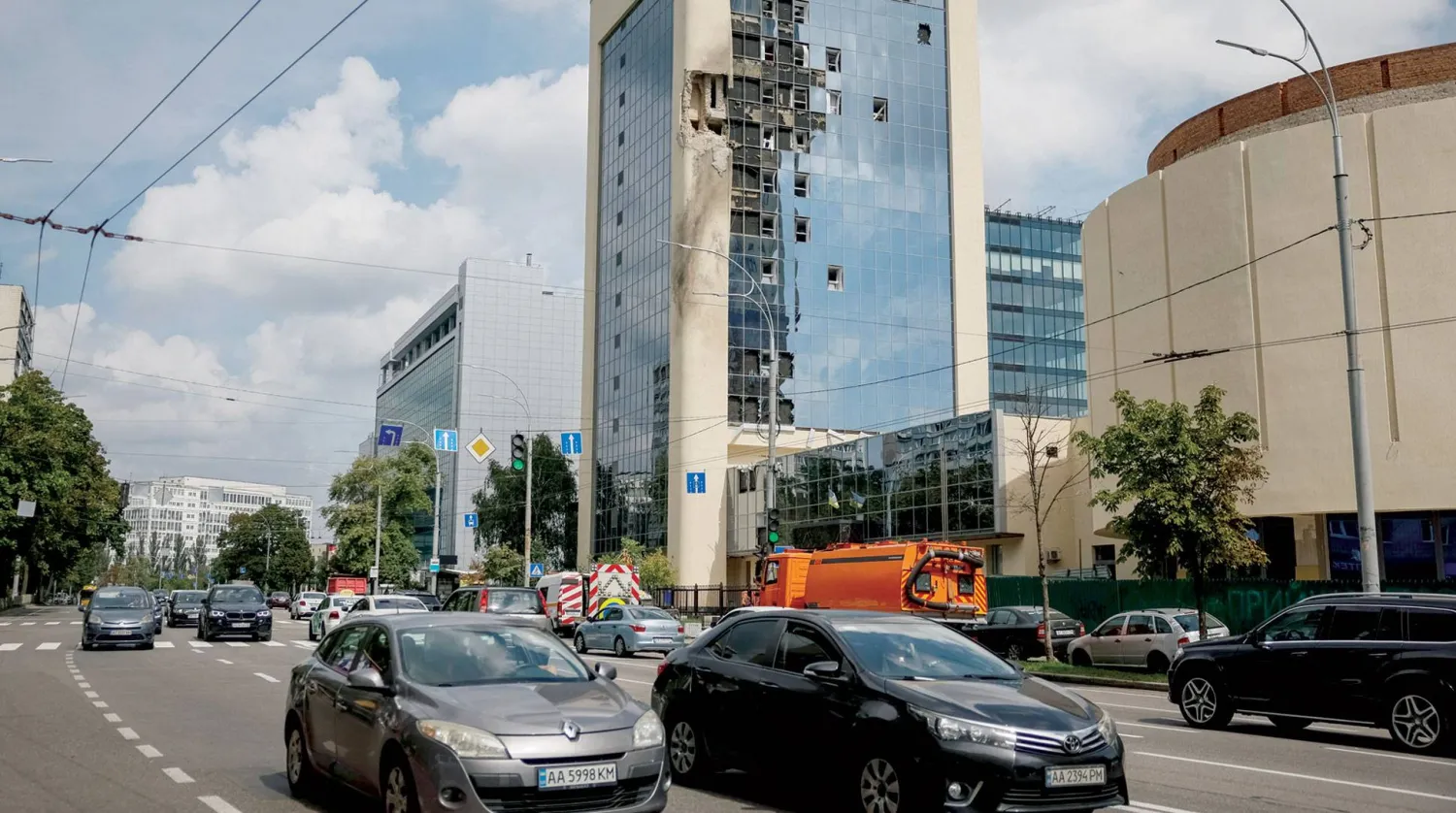  جانب من الدمار جراء الهجوم الروسي على كييف أمس (رويترز)