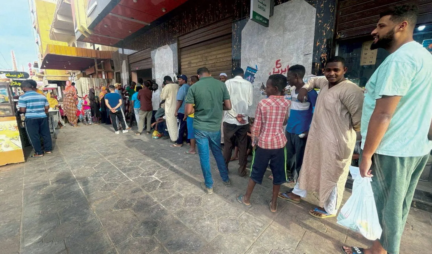 سودانيون في الخرطوم يصطفون للحصول على الخبز (رويترز)