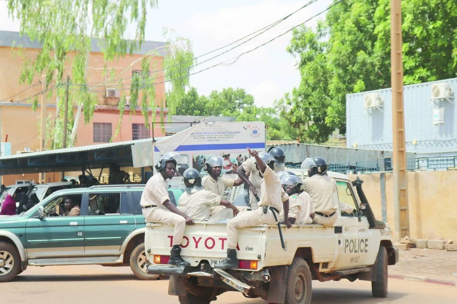 دورية للشرطة في أحد شوارع نيامي الأحد (د.ب.أ) 