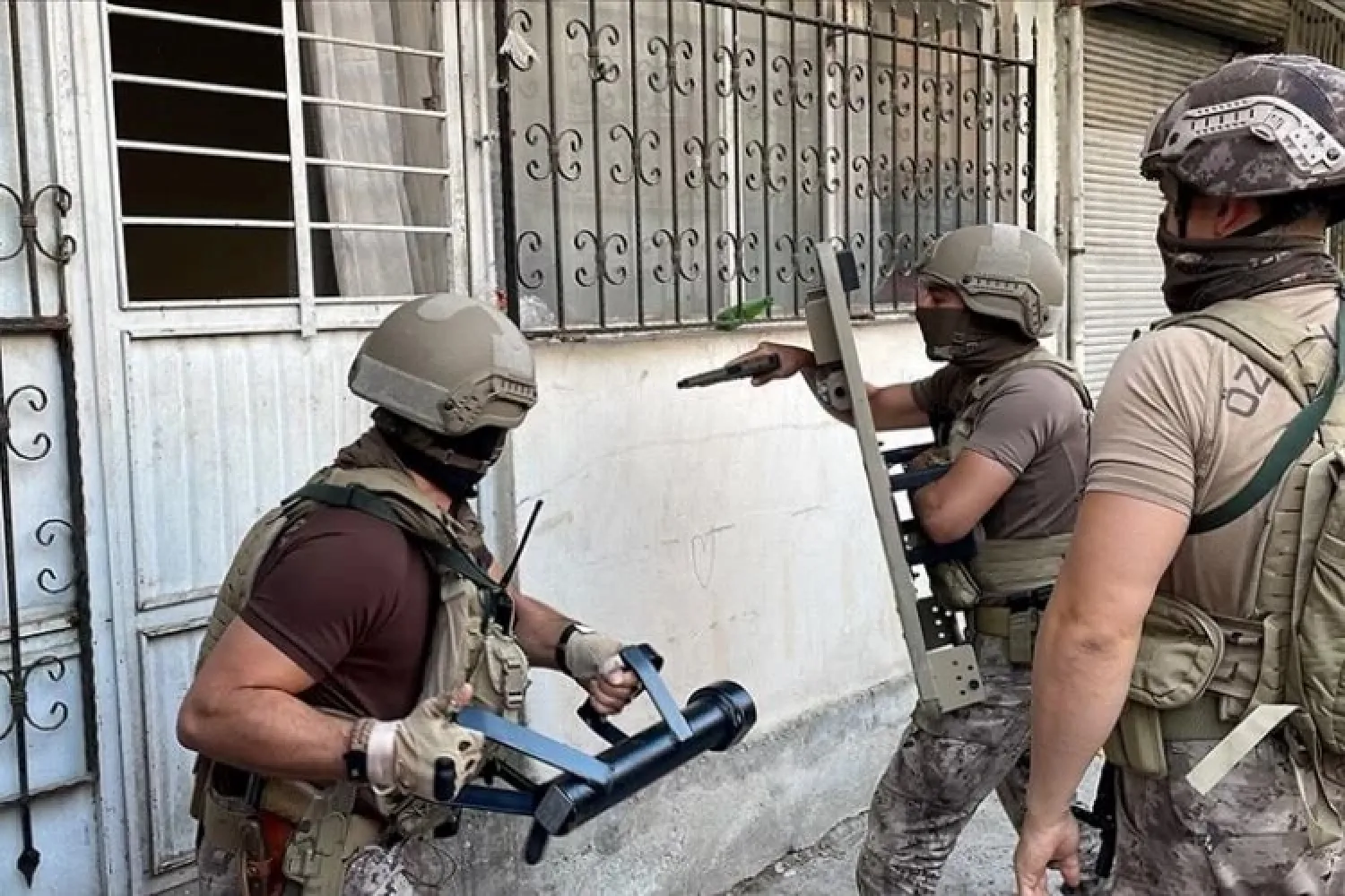 صورة موزعة من مديرية أمن إسطنبول لإحدى المداهمات على منزل يؤوي عناصر من «داعش»