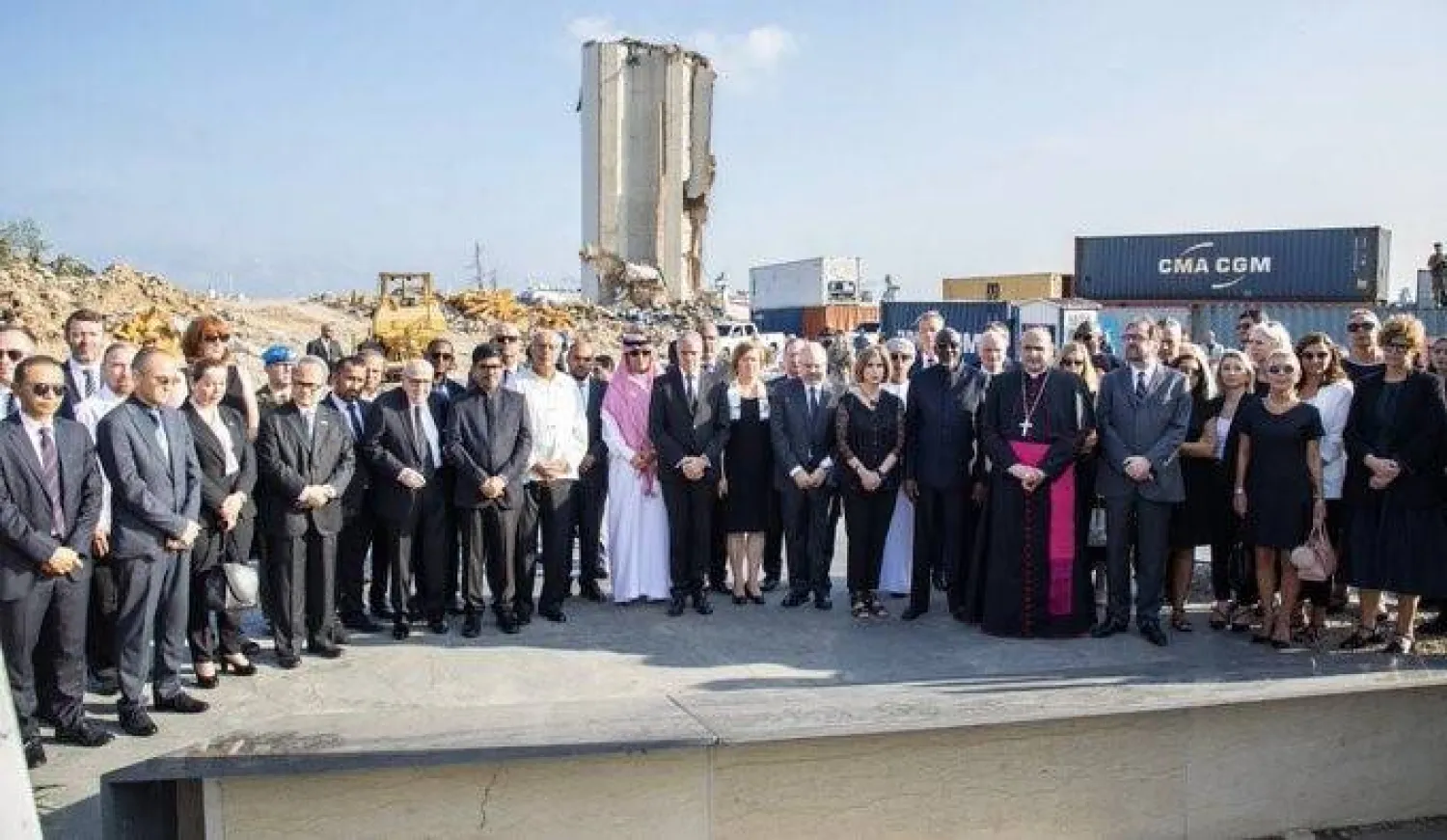 السّفير السّعودي لدى لبنان وليد بخاري مع الواقفين دقيقة صمت تكريماً لأرواح الضحايا (حساب بخاري على «تويتر»)