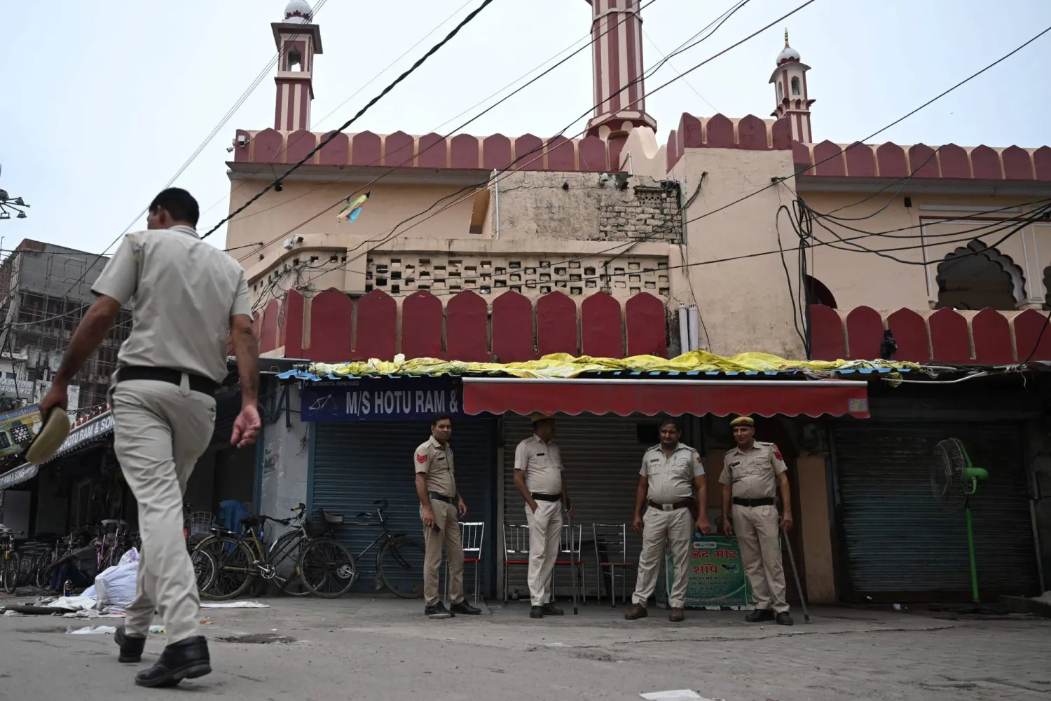 أفراد من الشرطة يقفون أمام مسجد مغلق غوروغرام (أ.ف.ب)