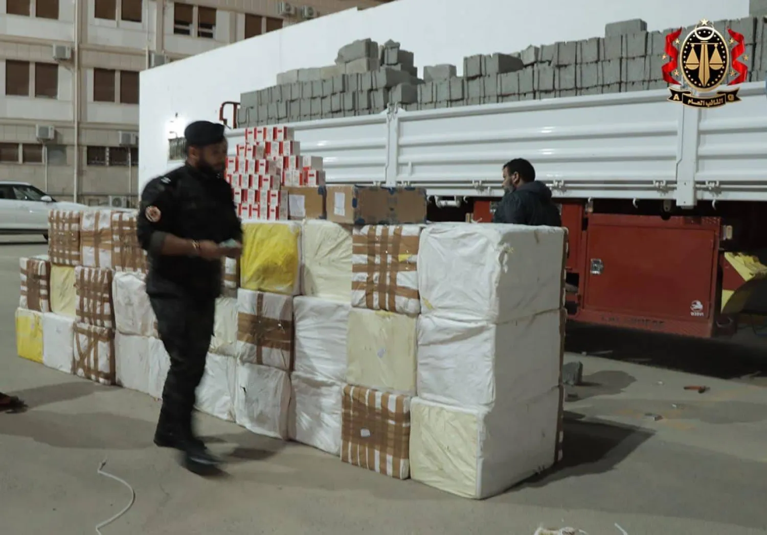 كمية من المخدرات عُثر عليها على متن شاحنة وسط بلوكات البناء (مكتب النائب العام الليبي)