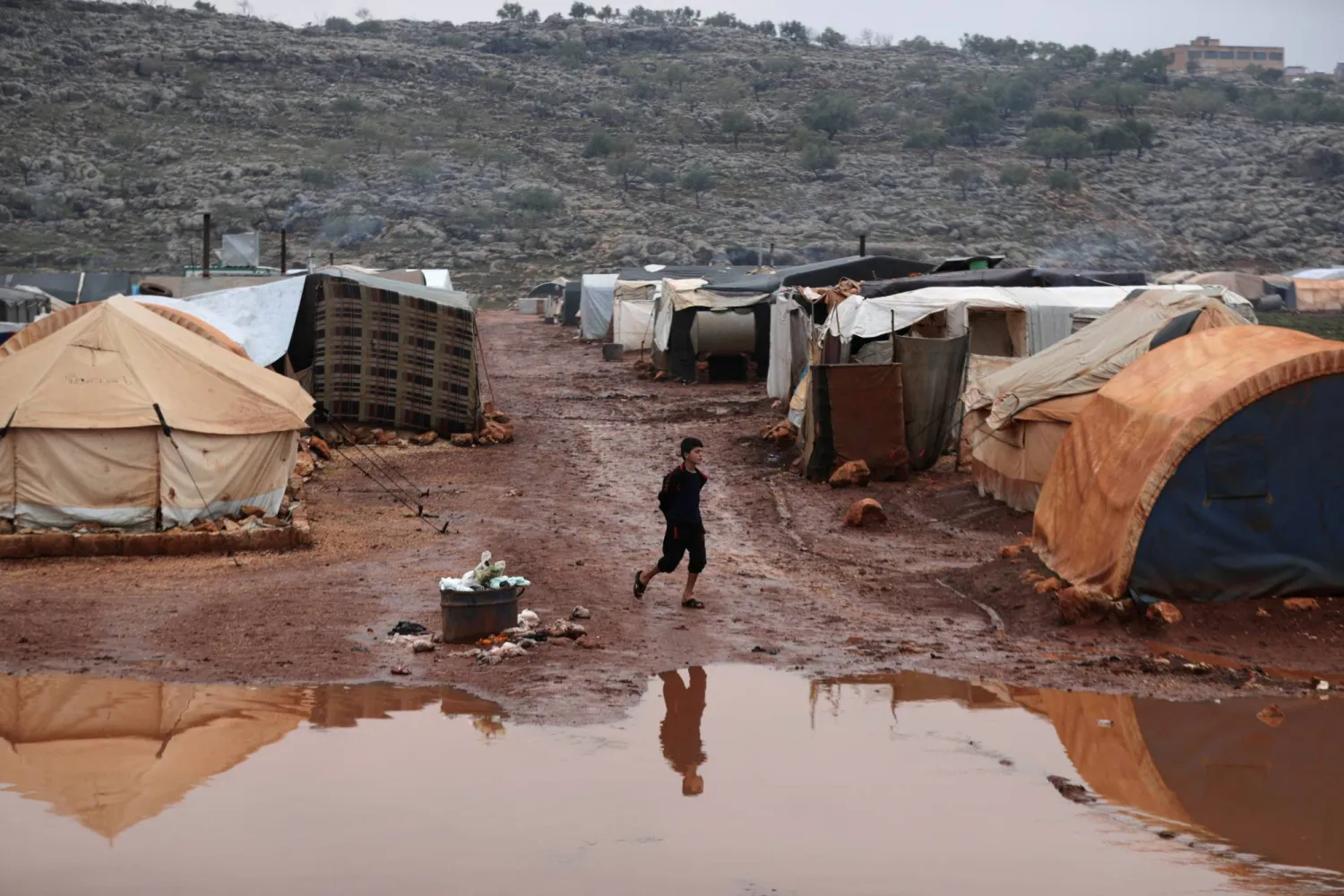 طفل في أحد المخيمات السورية في إدلب (رويترز)