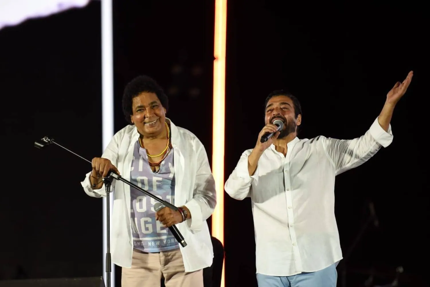 محمد منير وحميد الشاعري خلال أدائهما أغنية «أكيد» (صفحة المهرجان في «فيسبوك»)