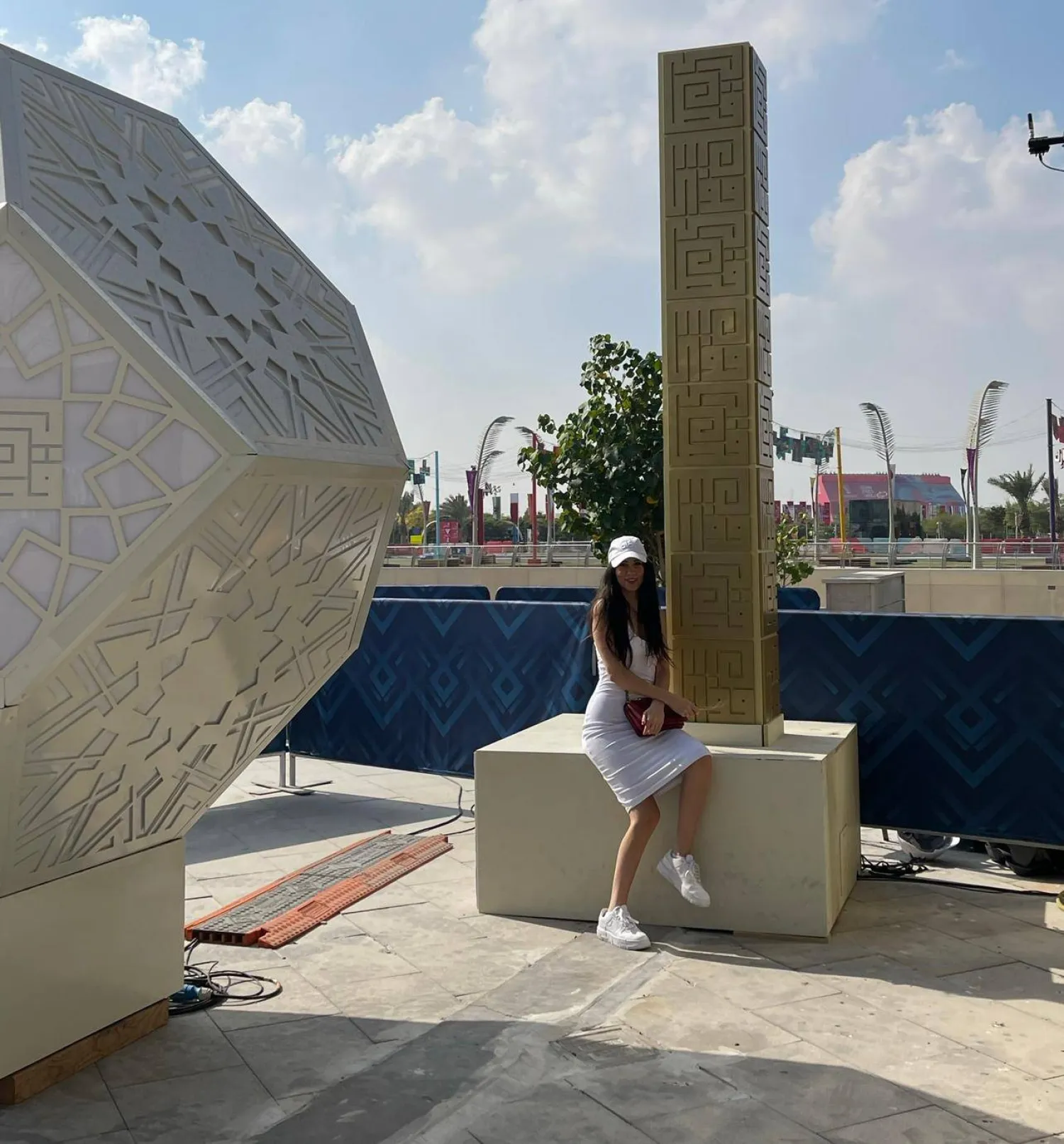 صوفي الشلح أمام «استوديوهات فوكس» التي صممتها في قطر (صوفي الشِّلح)