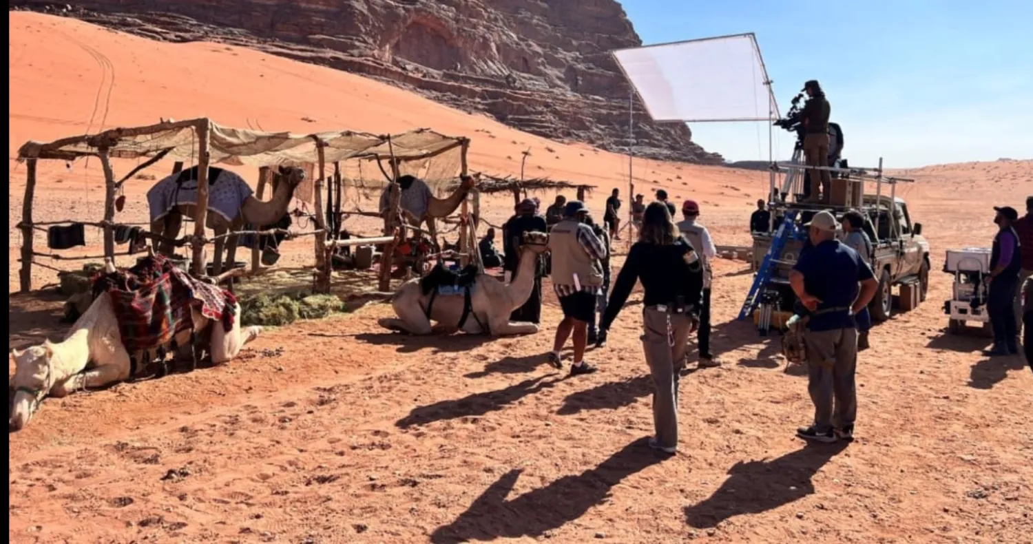فريق العمل خلال تصوير أحد المشاهد بالصحراء السعودية (موقع المهرجان)
