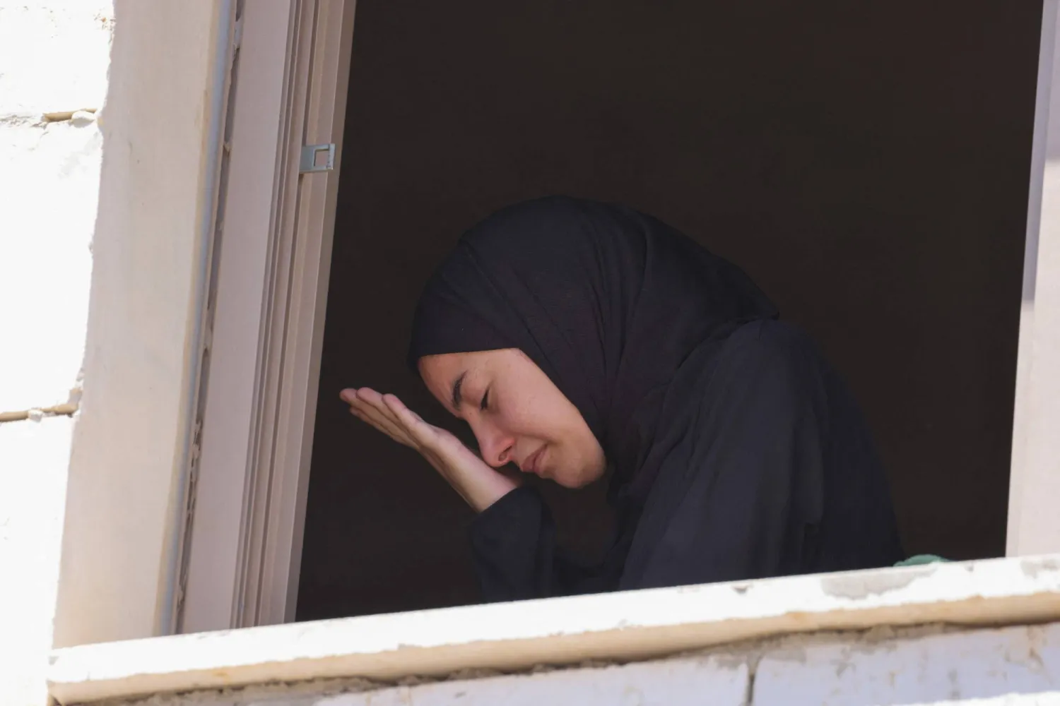 فلسطينية تبكي خلال تشييع قصي معطان (19 عاماً) في قرية برقة، بالضفة الغربية، السبت (أ.ف.ب)