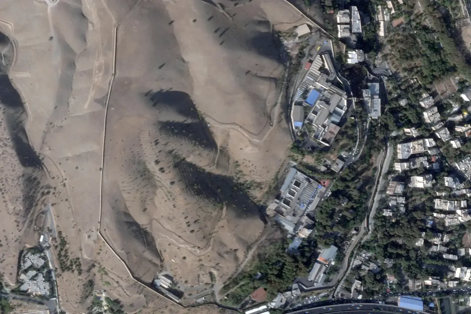 صورة من الأقمار الصناعية تظهر آثار حريق في سجن إيفين أكتوبر 2022 (أرشيفية - أ.ب)