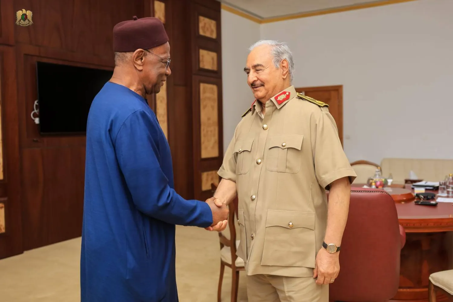 جانب من اجتماع حفتر في بنغازي مع المبعوث الأممي (الجيش الوطني)