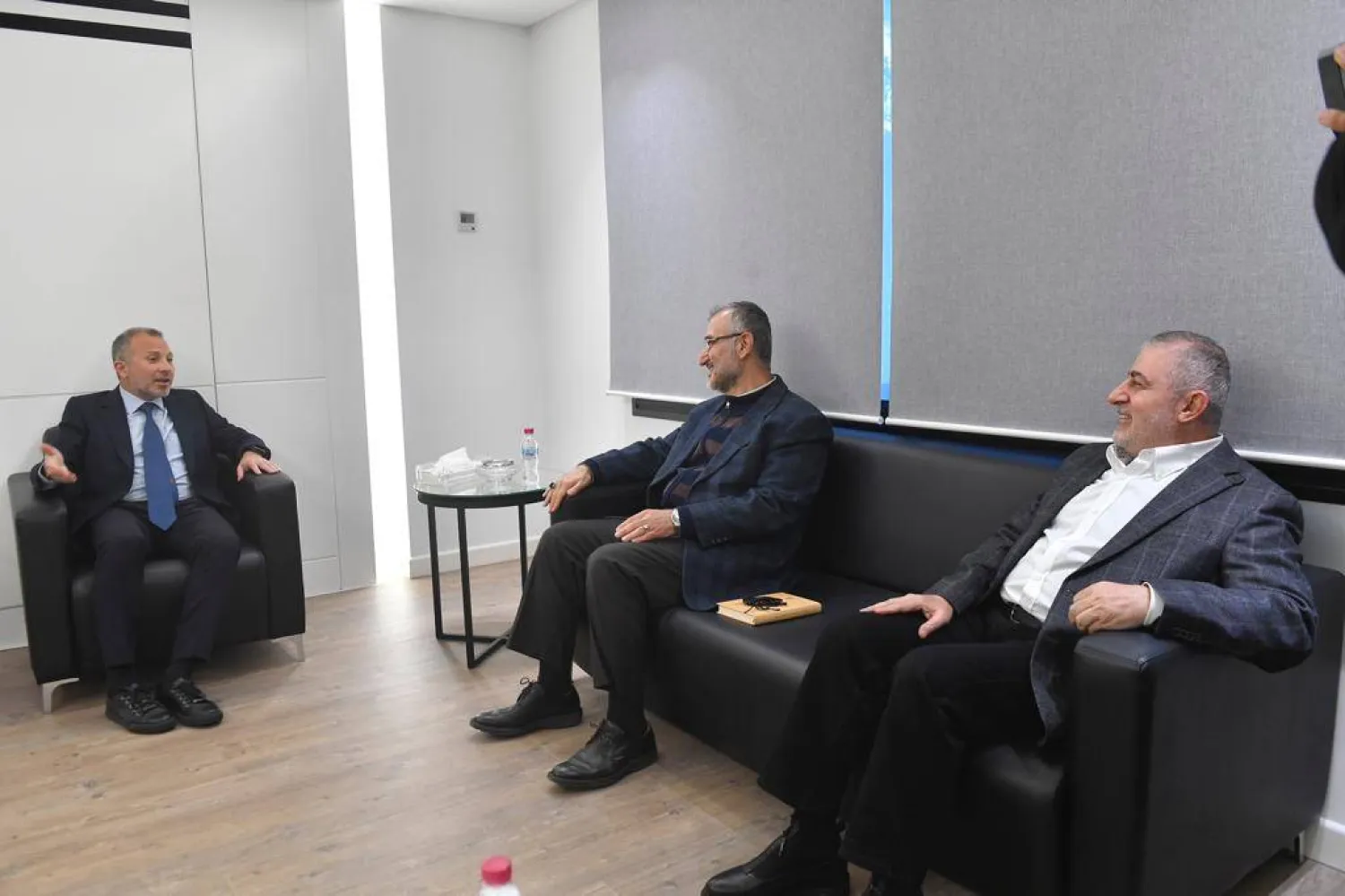 من لقاء سابق بين جبران باسيل والمعاون السياسي لأمين عام «حزب الله» حسين الخليل ومسؤول الارتباط في الحزب وفيق صفا (عن مواقع على الإنترنت)