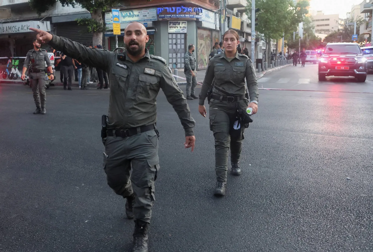 عناصر أمن إسرائيلية في موقع إطلاق النار بتل أبيب (رويترز)