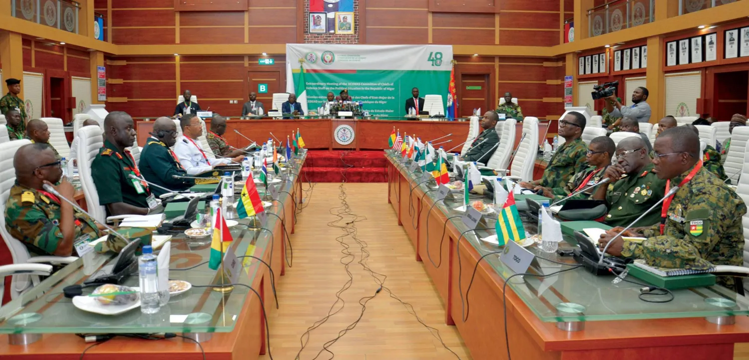 مسؤولون عسكريون في مجموعة «إيكواس» يبحثون أزمة النيجر في أبوجا الأربعاء (إ.ب.أ)