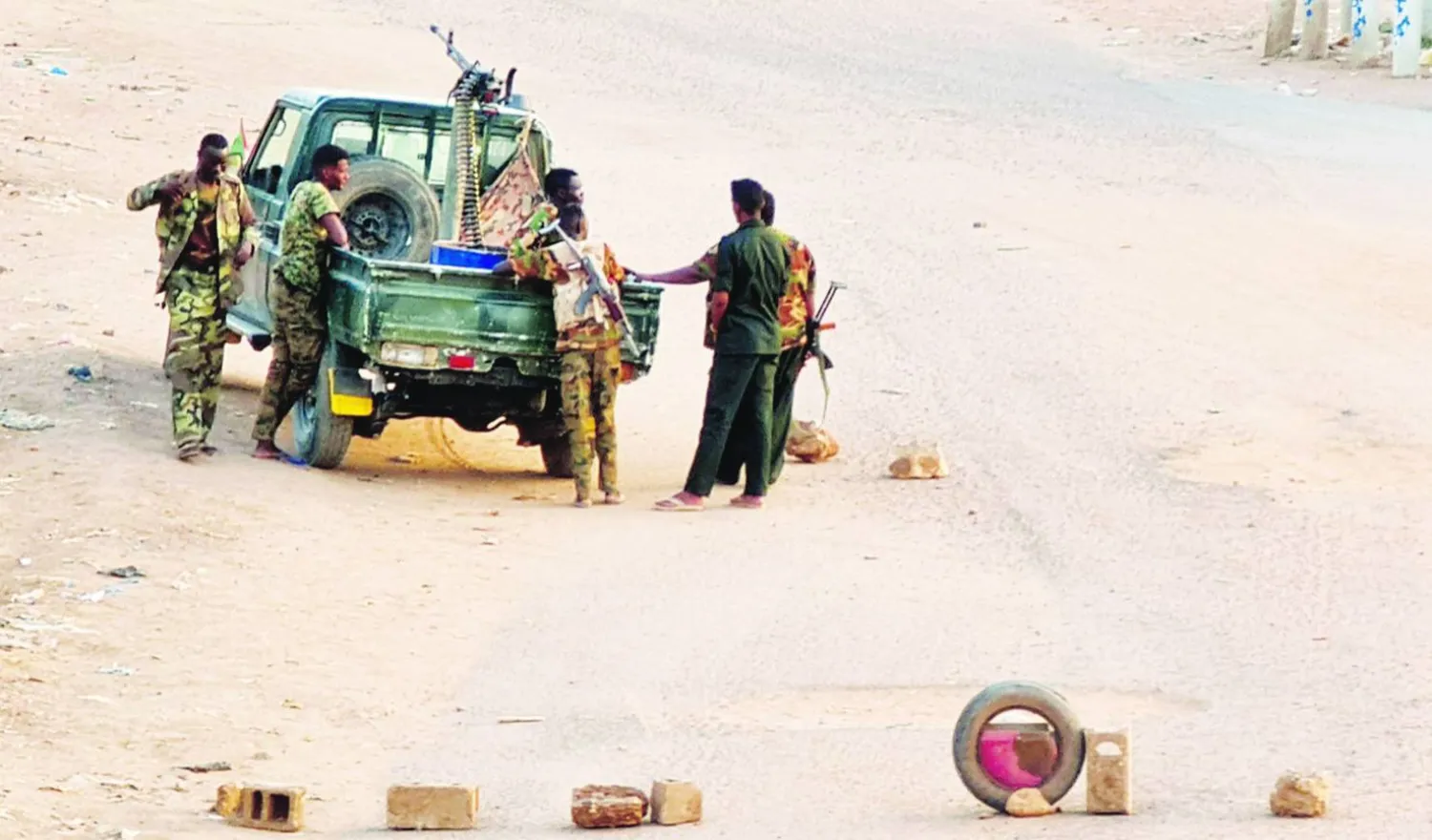 جنود من الجيش السوداني في إحدى مناطق الارتكاز بالخرطوم الشهر الماضي (أ.ف.ب)