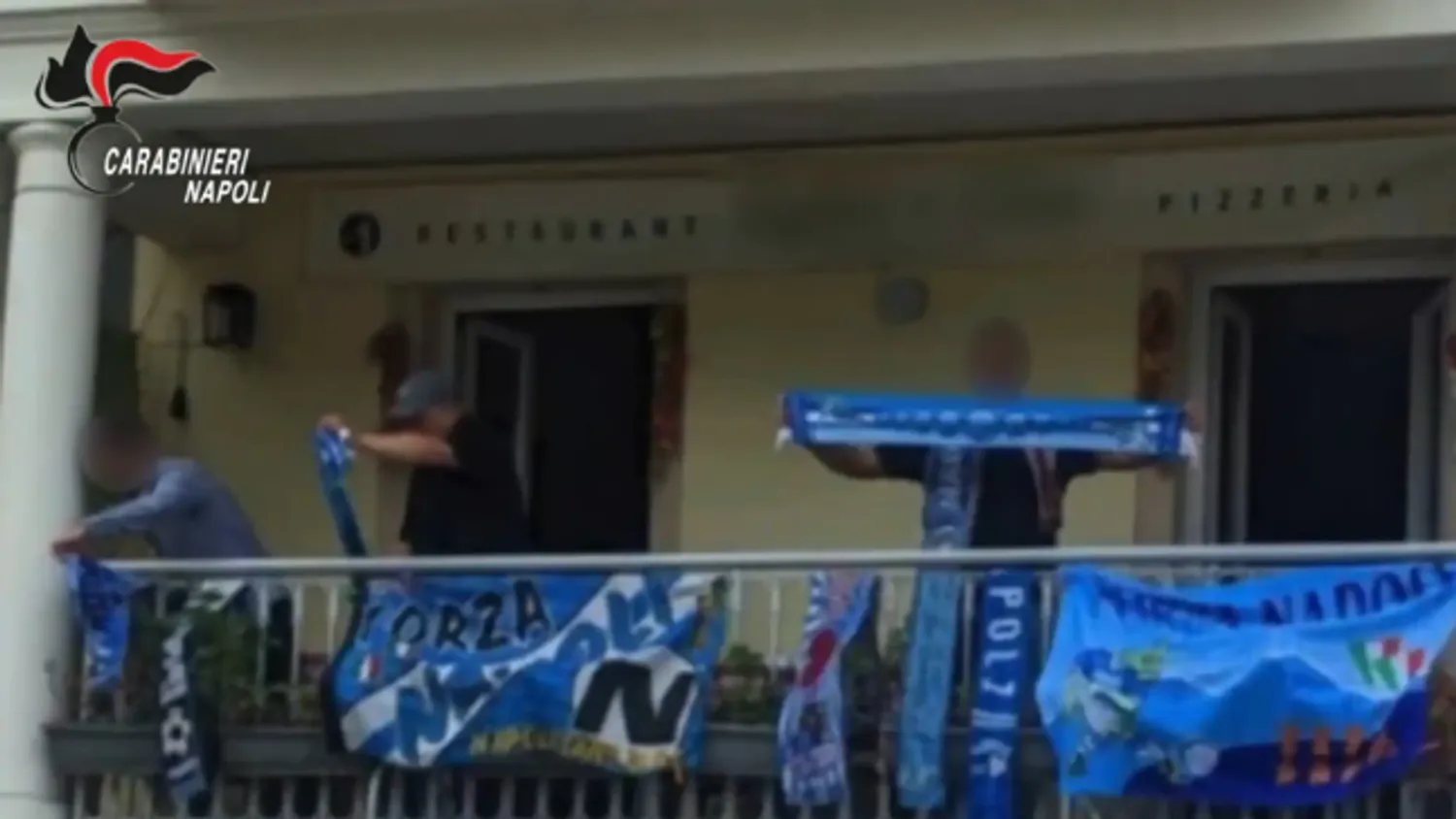 فنتشينتسو لا بورتا يحتفل بفوز نابولي بالدوري الإيطالي (وسائل إعلام)