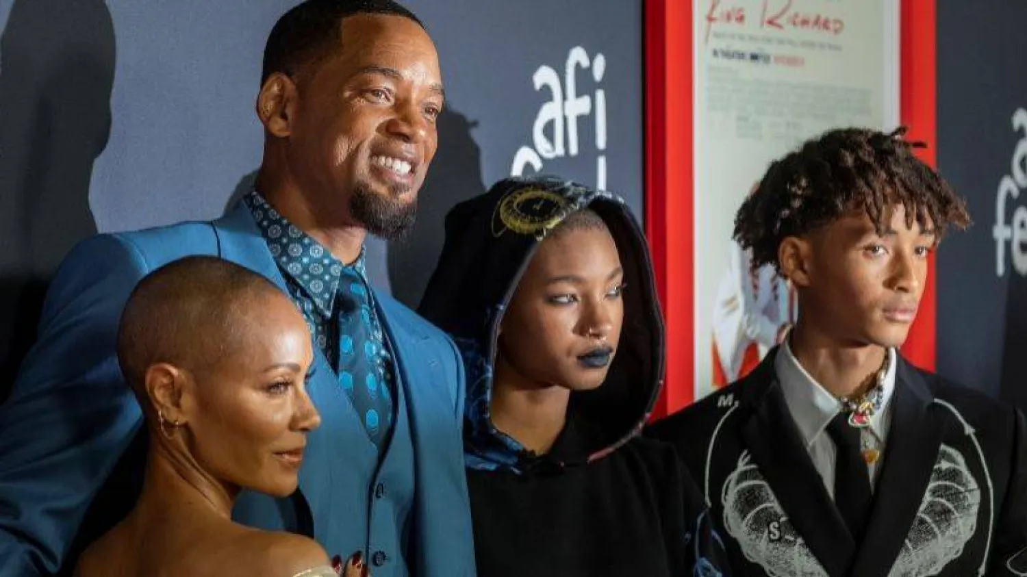 ويل سميث مع زوجته جادا بينكيت وابنائهما ويلو وجادن (رويترز)