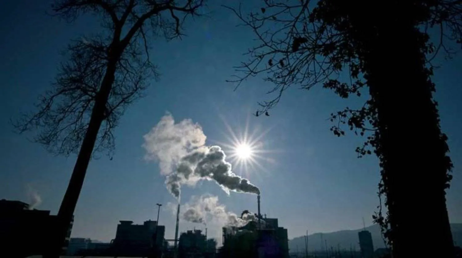 المظلة الفضائية ستعمل كدرع لحماية الأرض من أشعة الشمس الزائدة والتصدي لأزمة المناخ (أ.ف.ب)