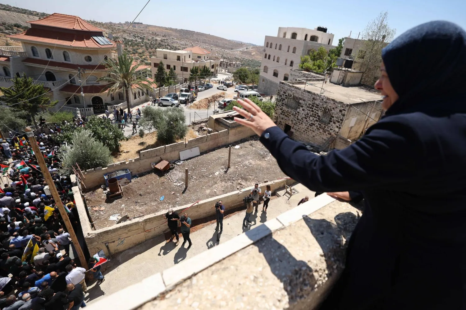 أقارب في جنازة قصي جمال معطان (19عامًا) الذي قتل على يد مستوطن ببرقة شمال الضفة الجمعة (إ.ف.ب) 