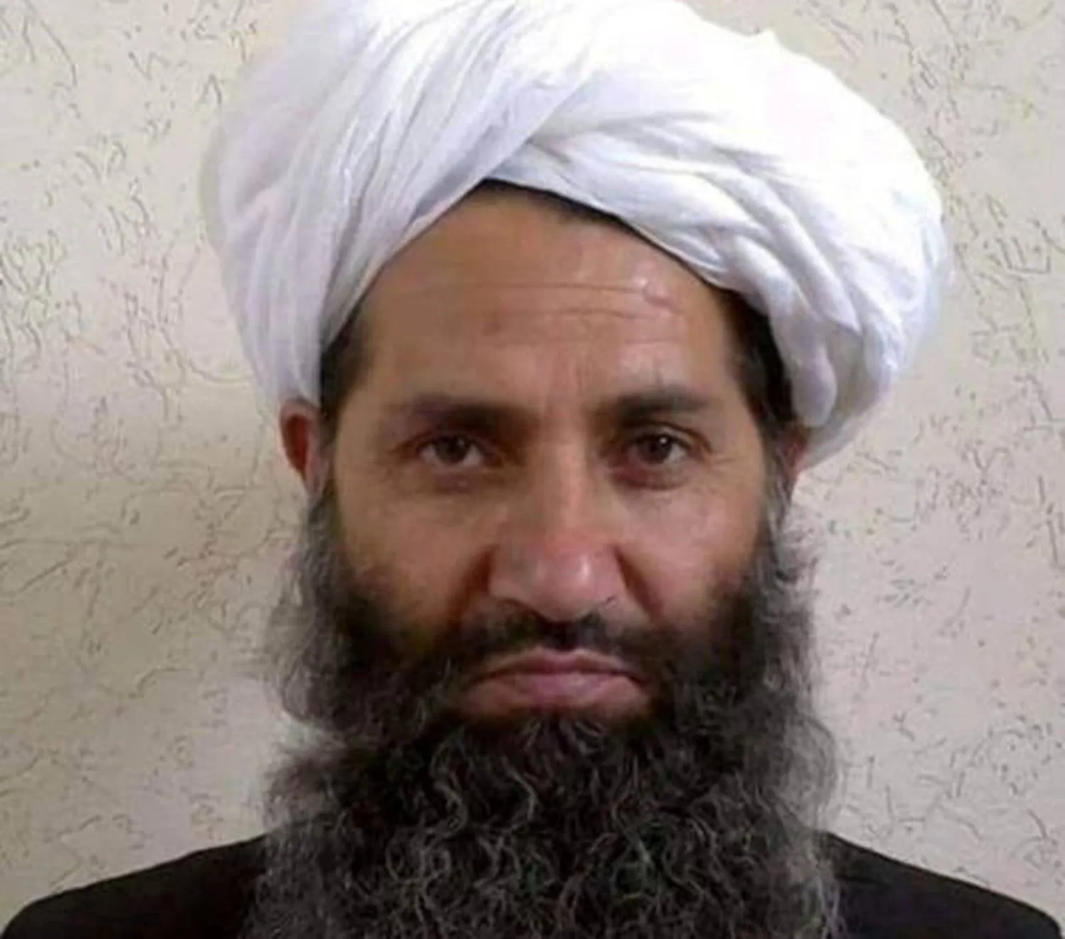 الصورة الوحيدة المعروفة للقائد الأعلى لحركة «طالبان» هبة الله أخوندزاده (رويترز)