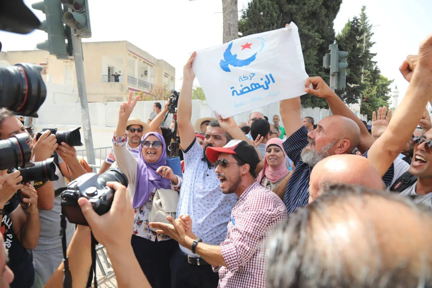 «النهضة» تسعى لضخ دماء جديدة وطي صفحة الغنوشي... وفي الصورة مؤيدون للحركة يتظاهرون في وقت سابق (أ.ف.ب)