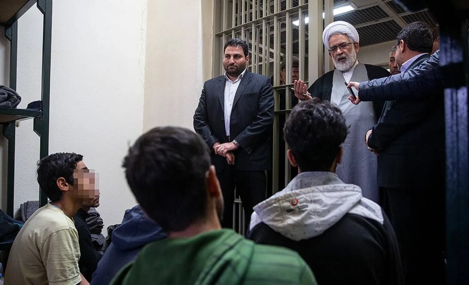 منتظري يتحدث إلى موقوفين بسجن فشافوية في الاحتجاجات التي اندلعت بعد وفاة مهسا أميني أكتوبر الماضي (فارس)