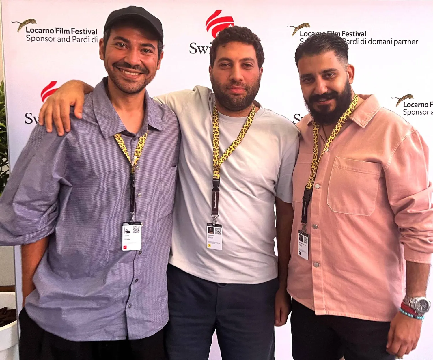 المخرج عمر الزهيري يتوسط زميليه سامح علاء ومراد مصطفى خلال حضورهم مهرجان لوكارنو (إدارة المهرجان)