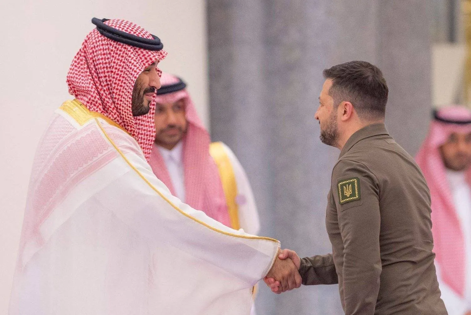 ولي العهد السعودي الأمير محمد بن سلمان لدى استقباله الرئيس الأوكراني فولوديمير زيلينسكي في جدة مايو الماضي (واس)