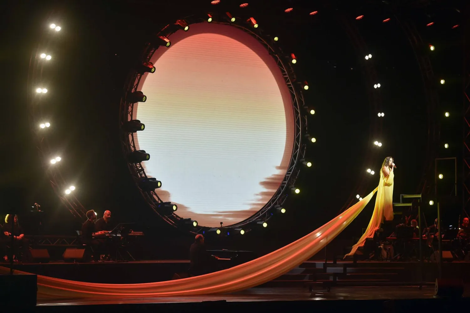 الإخراج الفني لحفل غنائي لم يكتفِ بالموسيقى والكلمة (مهرجانات بيبلوس)