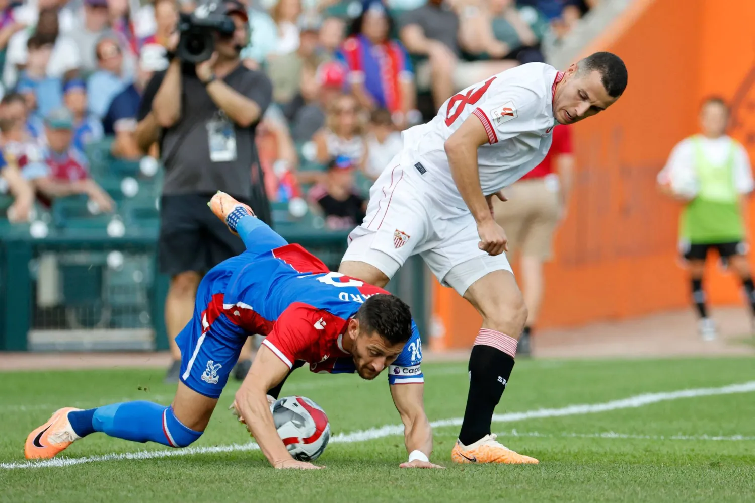لاعب كريستال بالتاس  شيخ دوكوري (يمين) في مواجهة ودية استعدادا للموسم  الجديد امام اشبيلية (أ.ف.ب)