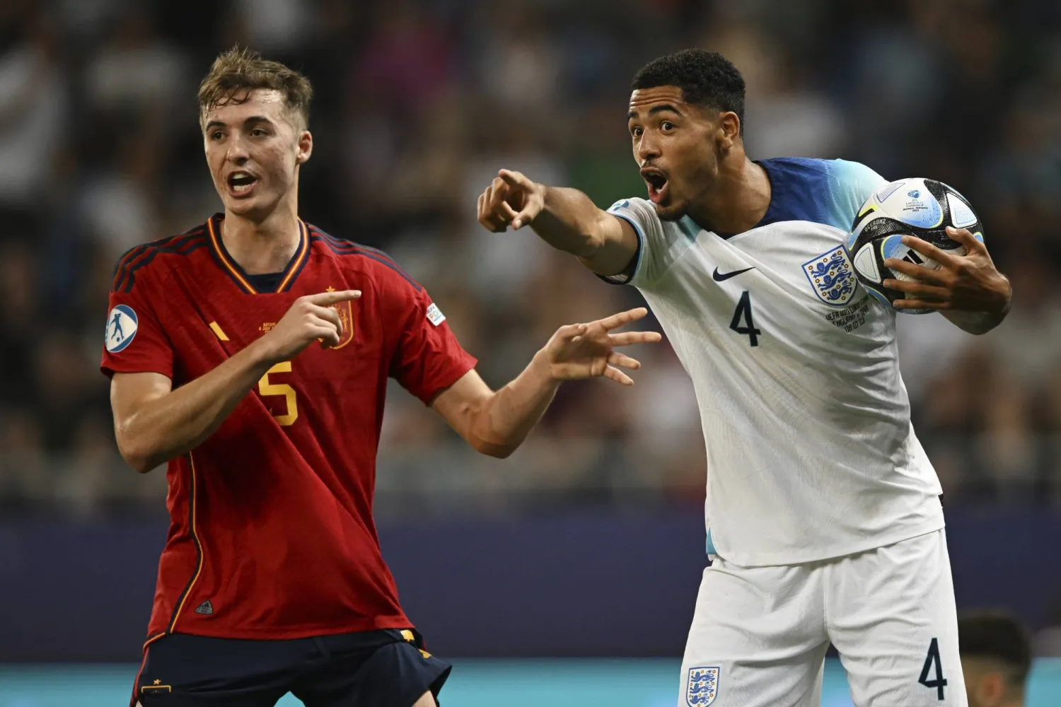 ليفي كولويل (يمين) في نهائي بطولة أوروبا تحت 21 عاماً بين إنجلترا وإسبانيا (أ.ب)