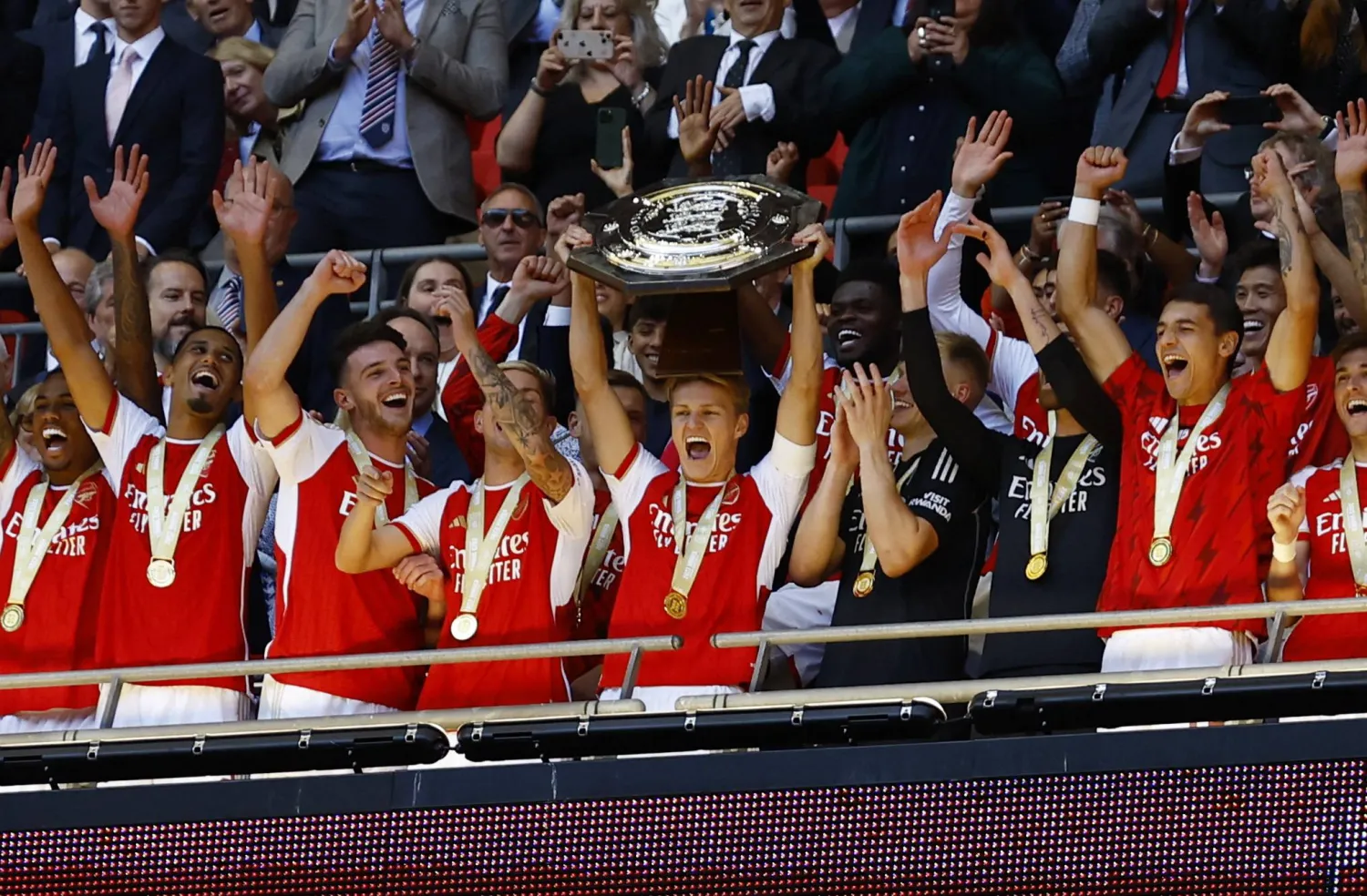 فوز مثير يقود أرسنال للتتويج بالدرع الخيرية على حساب مانشستر سيتي  (رويترز)