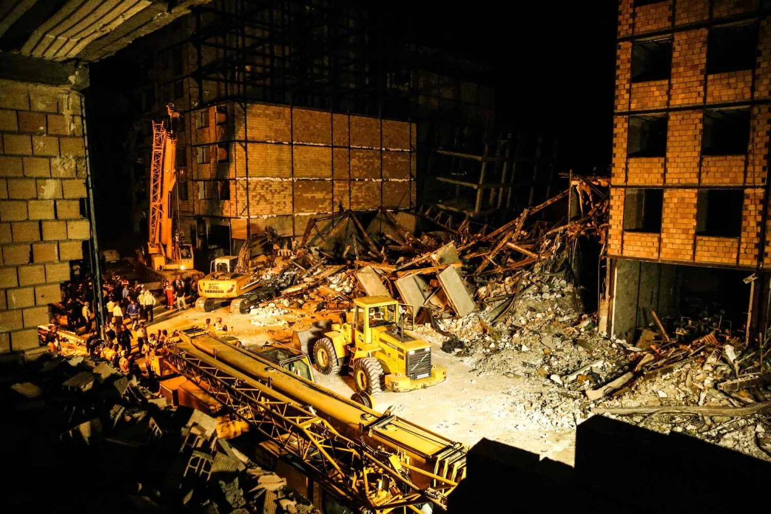 جانب من الأضرار بعد انهيار مبانٍ أثناء عملية هدم في جنوب شرقي طهران (أ.ف.ب)