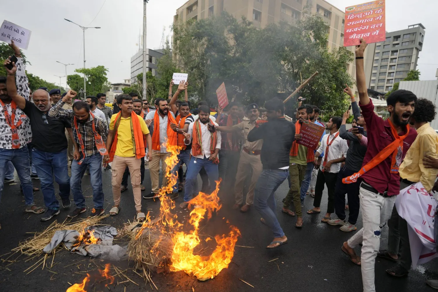 أنصار جماعات هندوسية يمينية حرقوا على خلفية الاشتباكات الطائفية يوم الاثنين بولاية هاريانا الهندية دمية ورددوا شعارات في أحمد آباد بالهند الأربعاء 2 أغسطس 2023 (أ.ب)