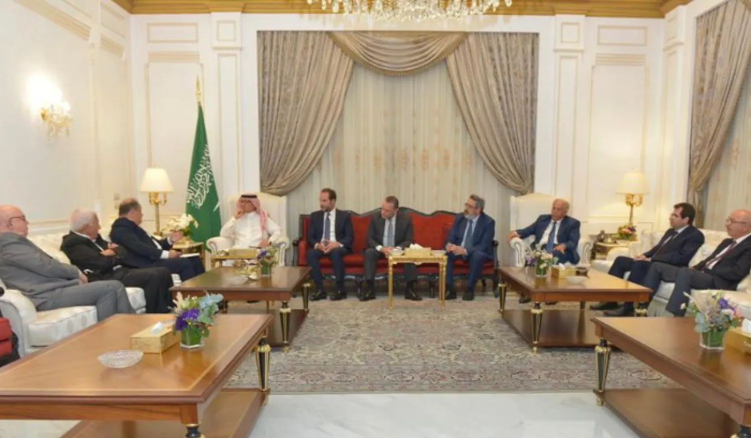 السفير السعودي مجتمعاً إلى وفد حركة «التجدد للوطن» (الشرق الأوسط)