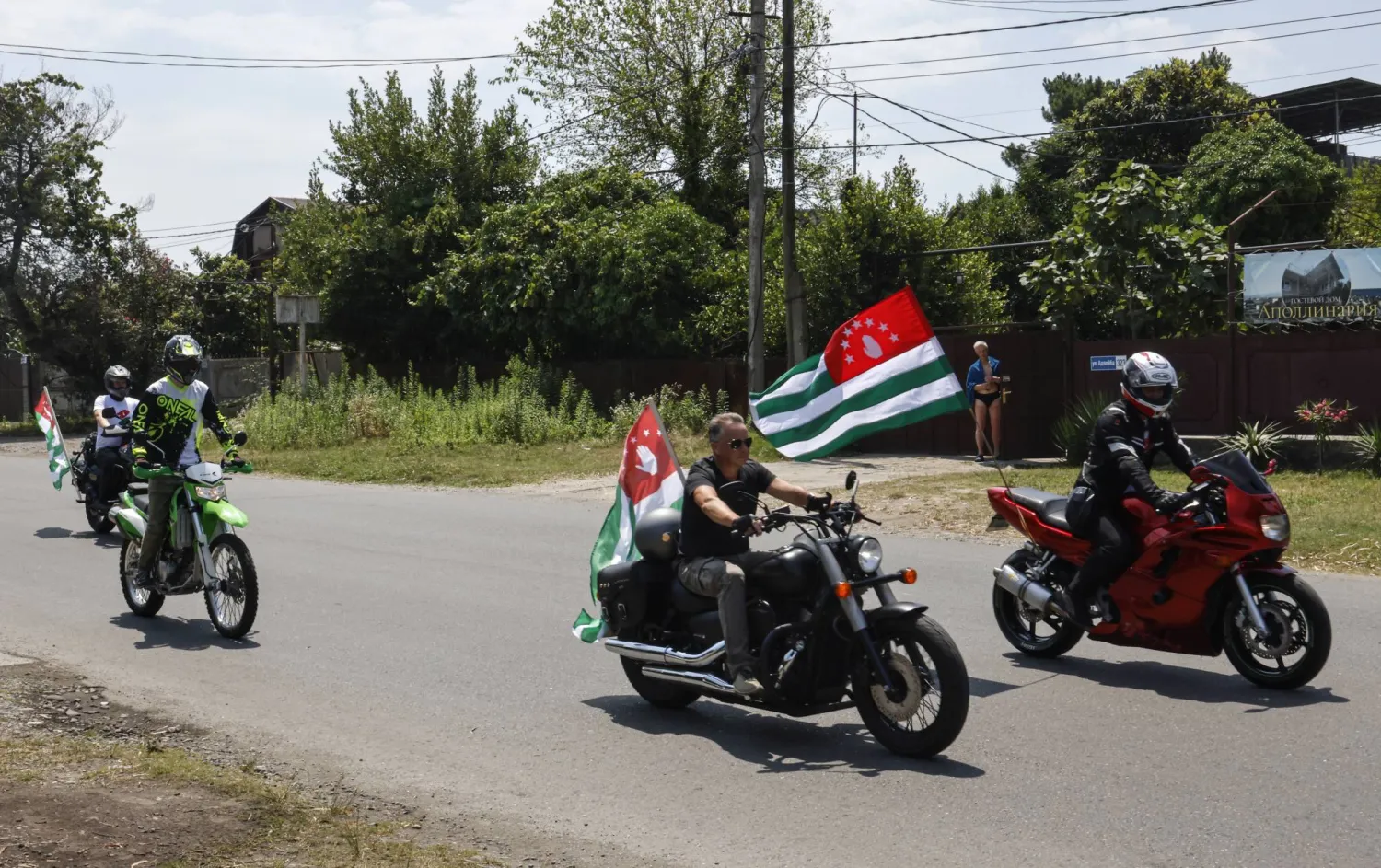 دراجون يرفعون علم أبخازيا خلال «العيد الوطني» في العاصمة سوخومي في 23 يوليو الماضي (إ.ب.أ)