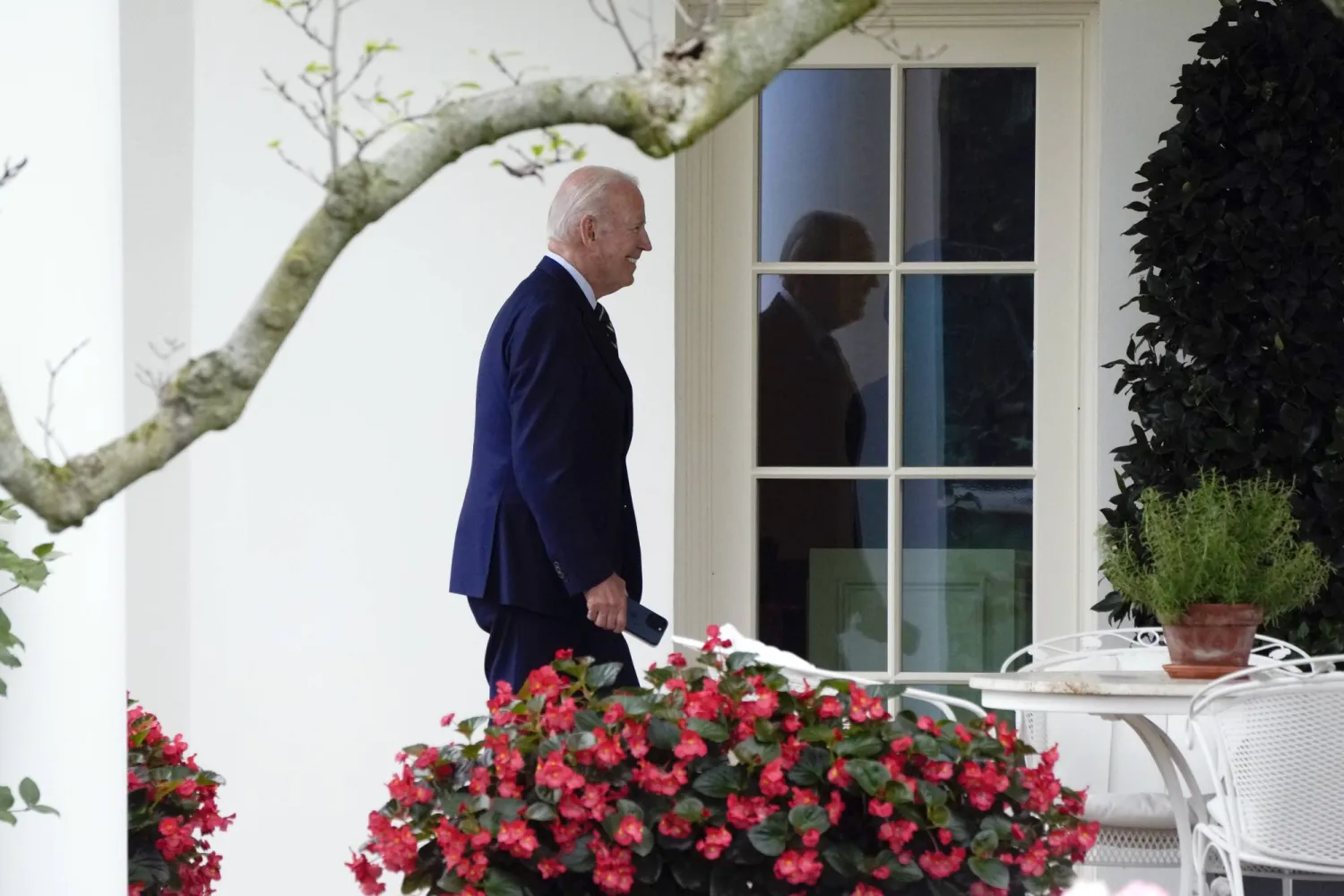 بايدن يتوجه إلى المكتب البيضاوي بعد وصوله إلى مارين وان في الحديقة الجنوبية للبيت الأبيض الاثنين (أ.ب)
