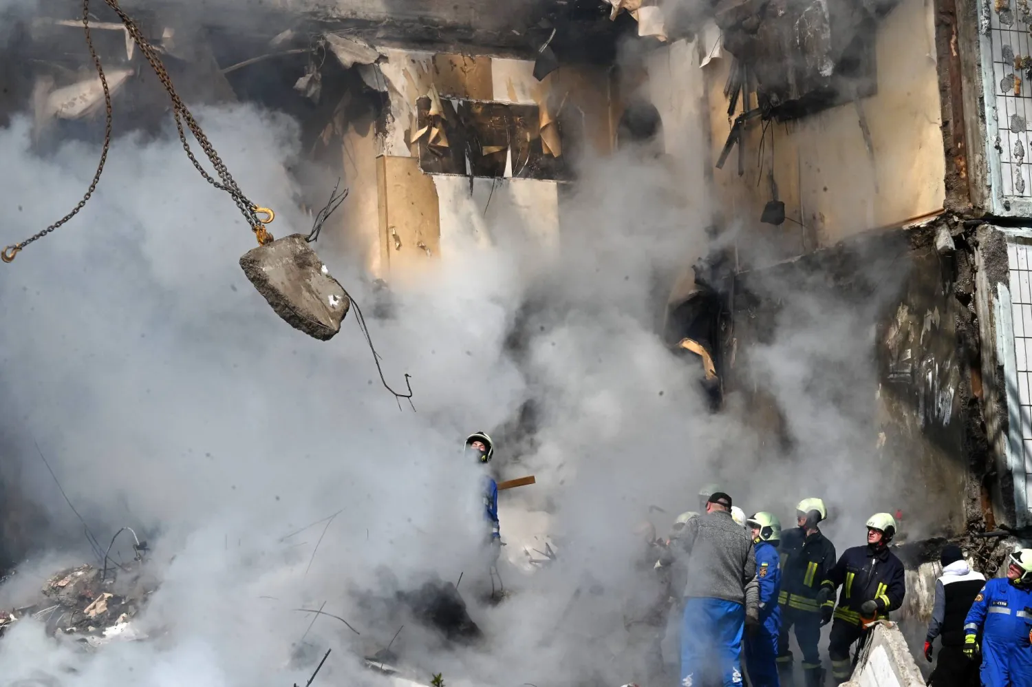 عمال الإنقاذ يعملون على إزالة أنقاض مبنى سكني دمر في مقاطعة تشيركاسي وسط أوكرانيا في 28 أبريل 2023 عقب قصف روسي (أرشيفية - أ.ف.ب)