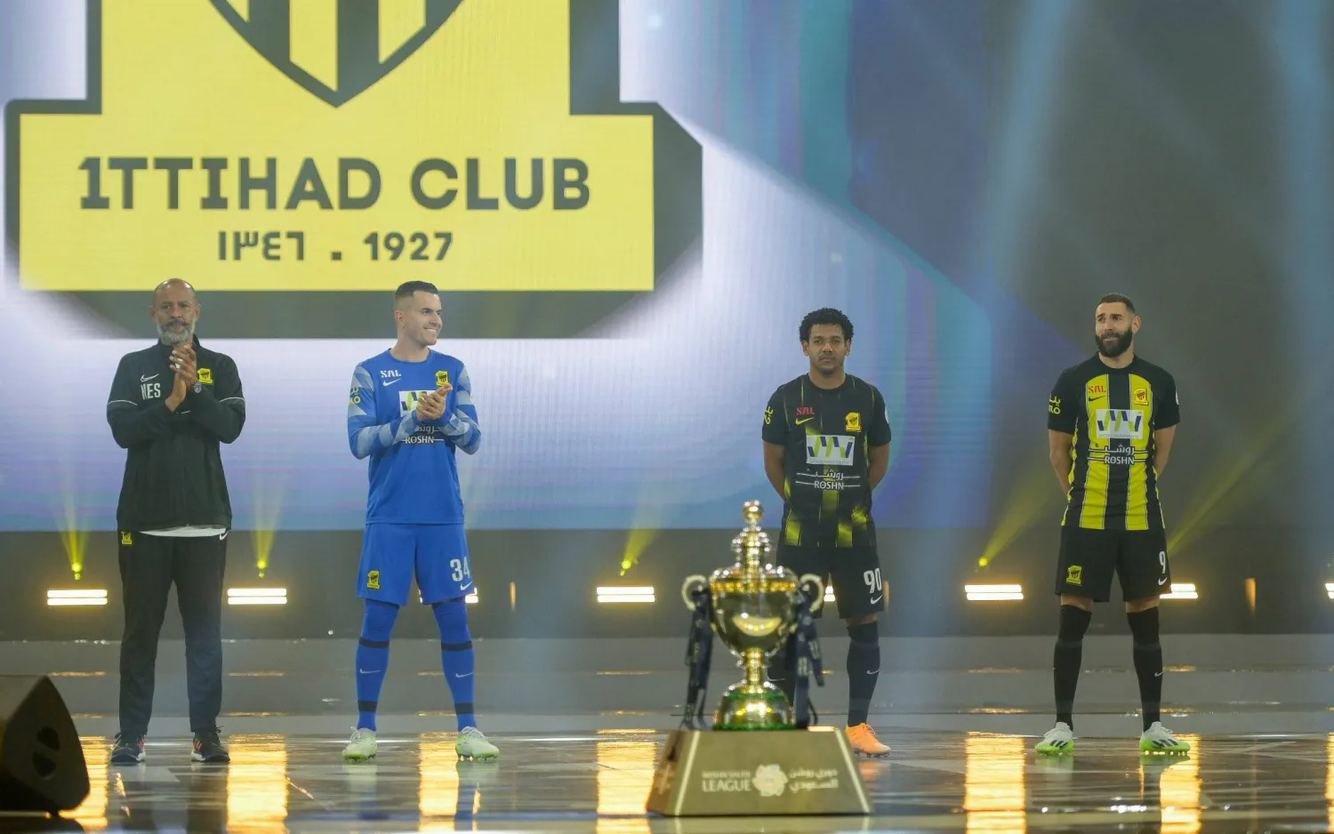 بنزيمة تقدم الحاضرين في حفل تدشين الدوري (الدوري السعودي)