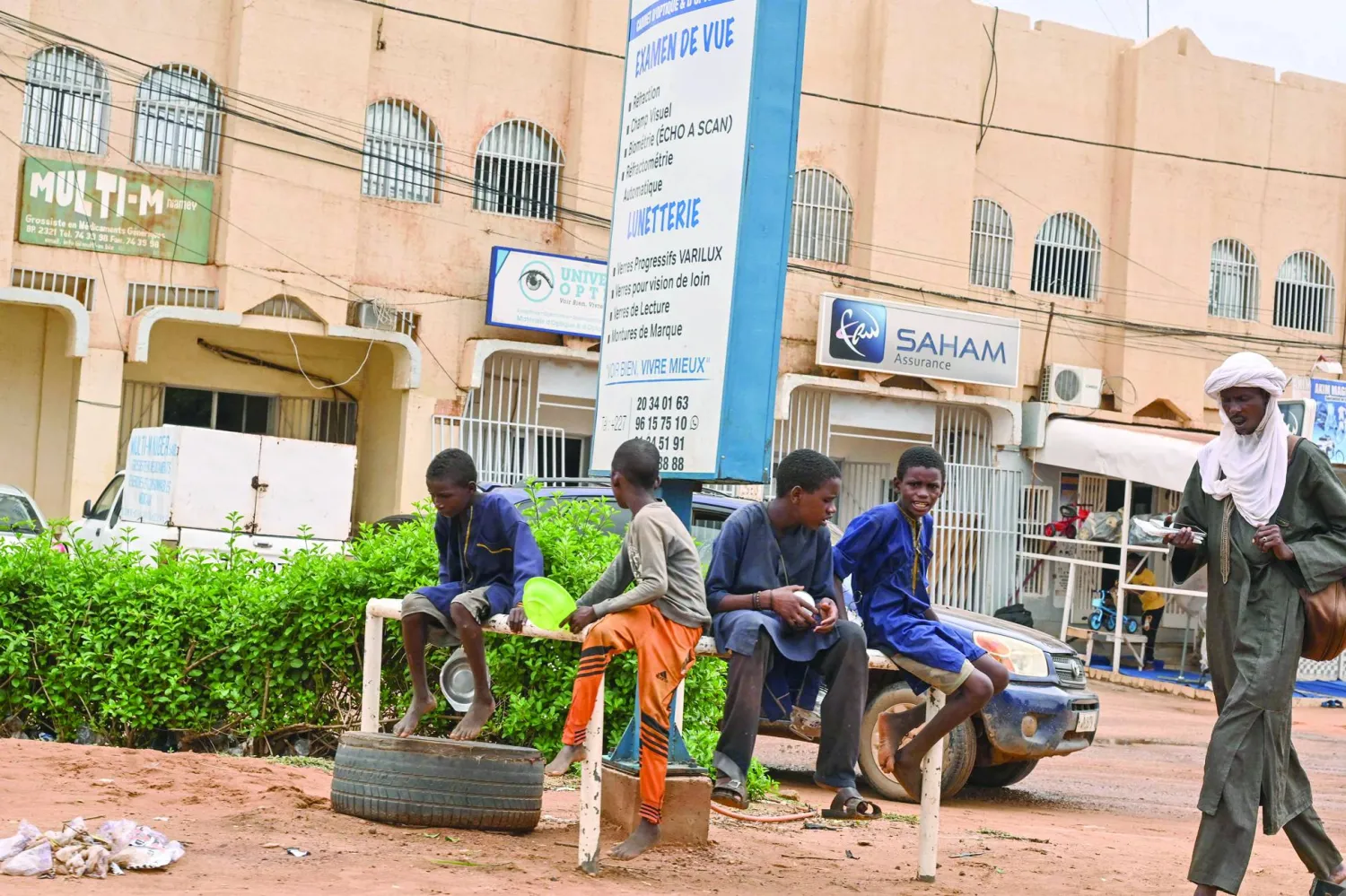 
نيجريون في أحد شوارع نيامي  أمس (أ.ف.ب)