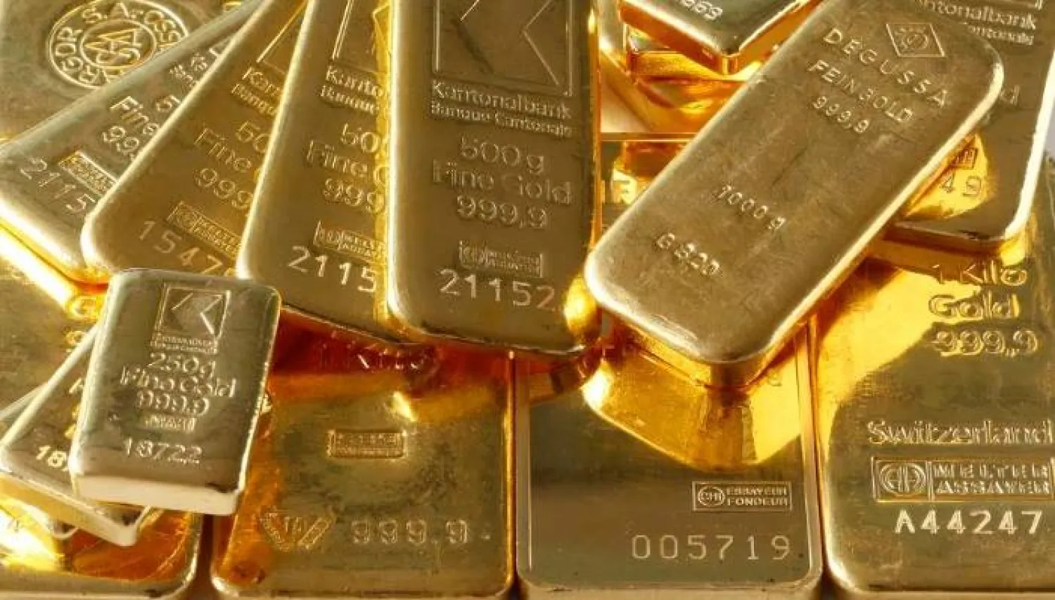 Gold bars from the vault of a bank are seen in this illustration picture taken in Zurich November 20, 2014. REUTERS/Arnd Wiegmann 