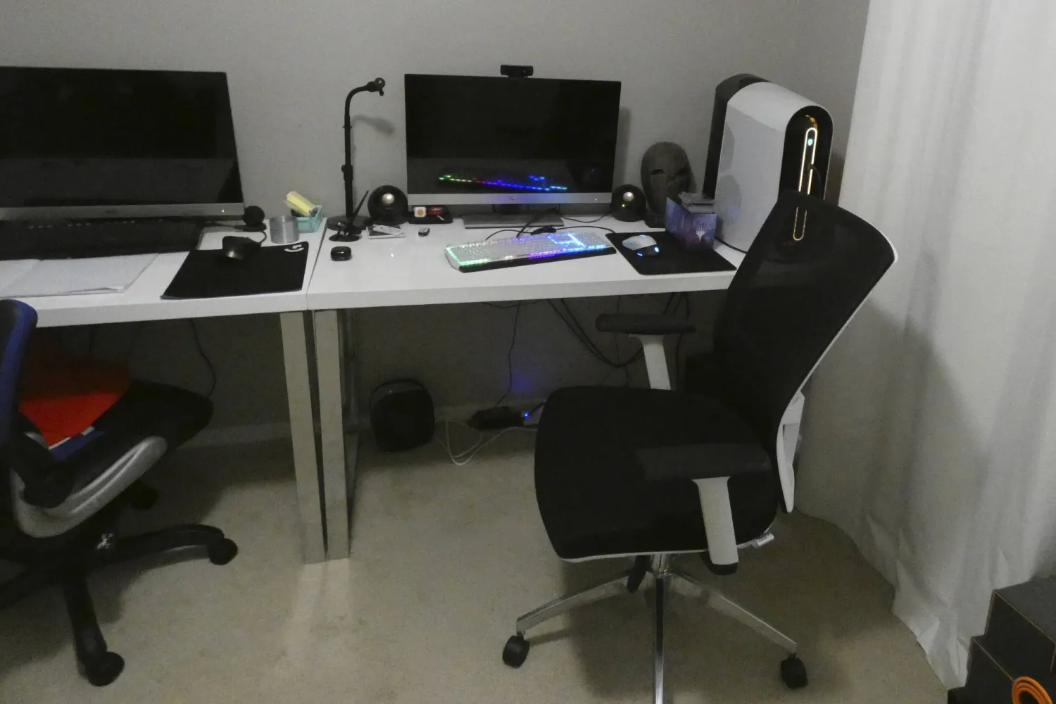 جهاز كمبيوتر تابع لمشتبه به يظهر بعدما وجهت الشرطة الأسترالية اتهامات إلى 19 شخصاً وسط قضية استغلال أطفال (أ.ب)