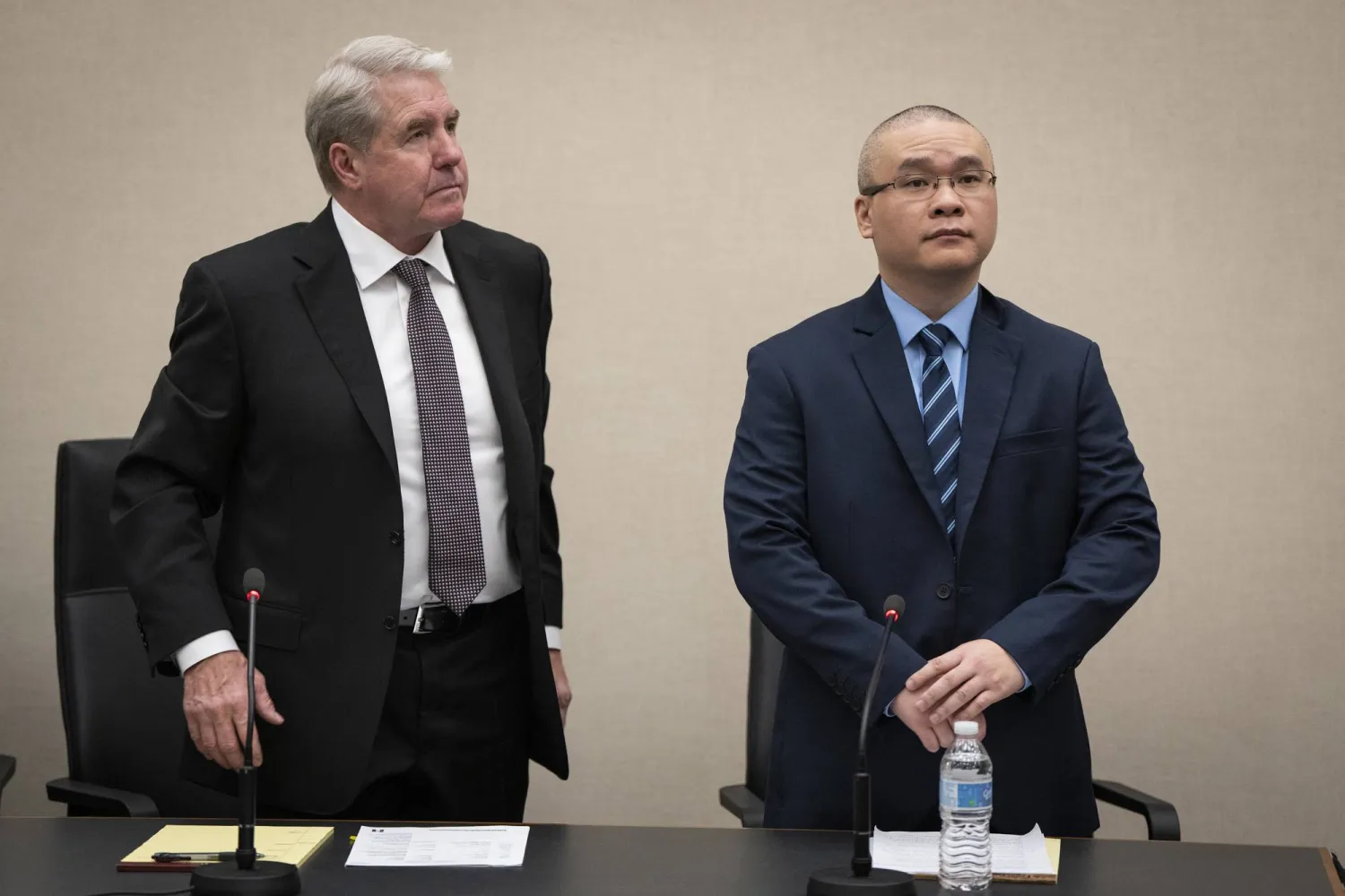 تو ثاو (يمين) يقف مع محامي الدفاع روبرت بول خلال جلسة النطق بالحكم في محكمة مقاطعة هينيبين أمس (أ.ب)